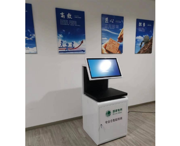 電力行業(yè)自助終端正在拷機調(diào)試